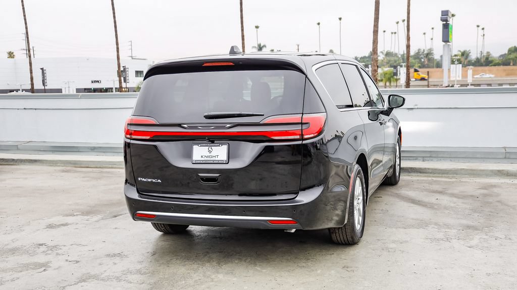 New 2027 Chrysler Pacifica Select FWD image 8