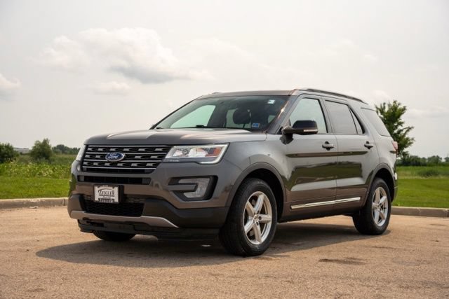 Used 2017 Ford Explorer XLT AWD/4WD image 3