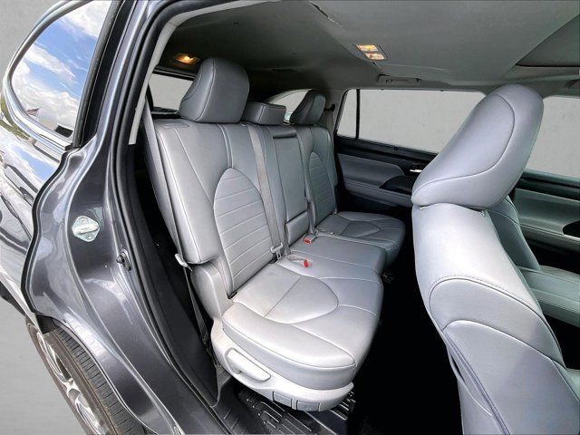 Used 2021 Toyota Highlander XLE FWD image 29