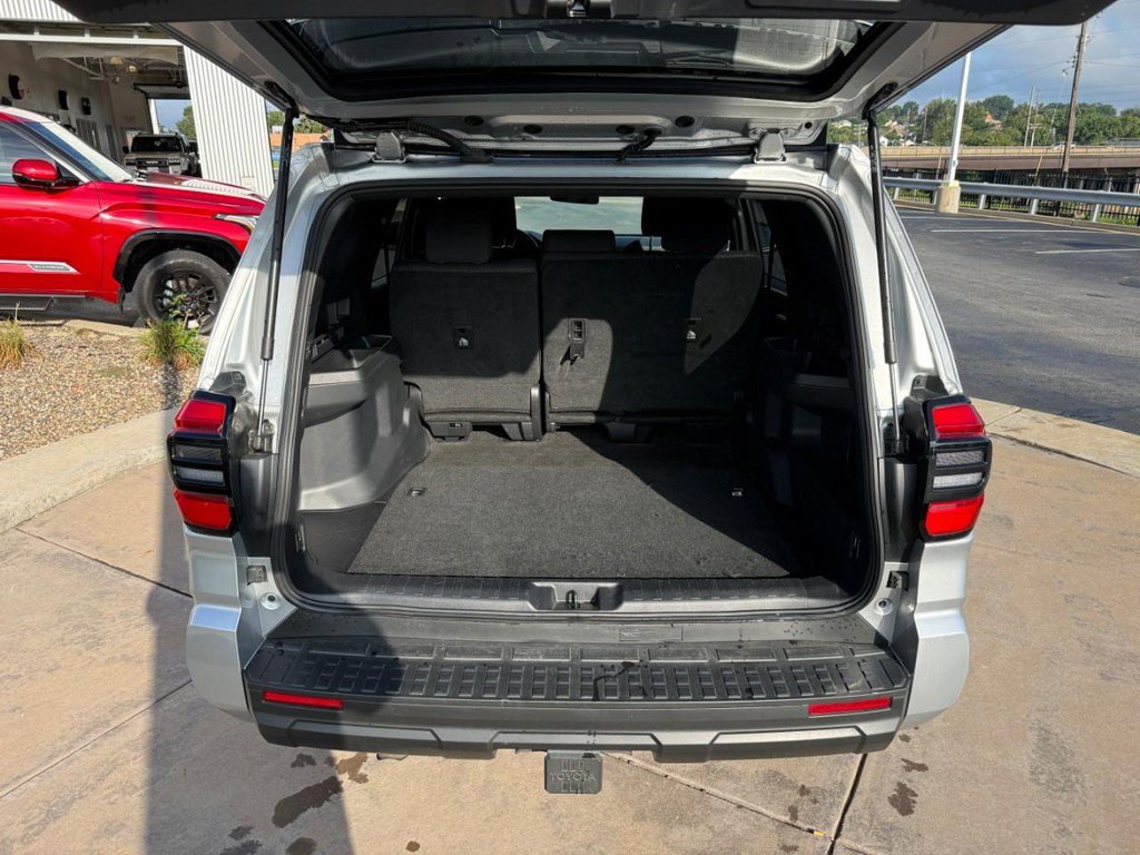 Used 2025 Toyota 4Runner SR5 AWD/4WD image 8