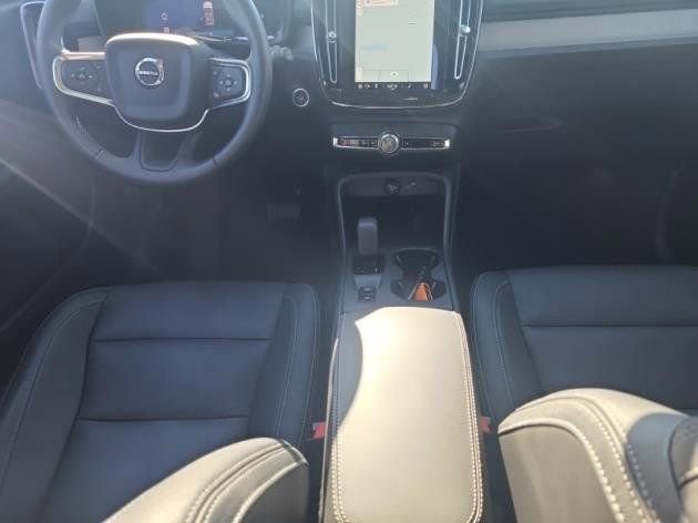 Certified 2025 Volvo XC40 B5 Core AWD/4WD image 9