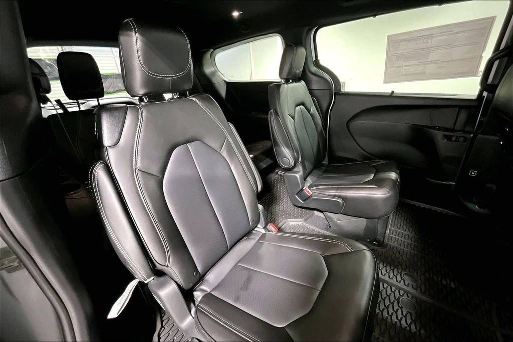 New 2026 Chrysler Pacifica Select image 9