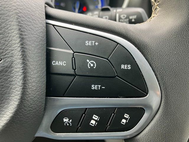 Used 2024 Chrysler Pacifica Touring-L image 7