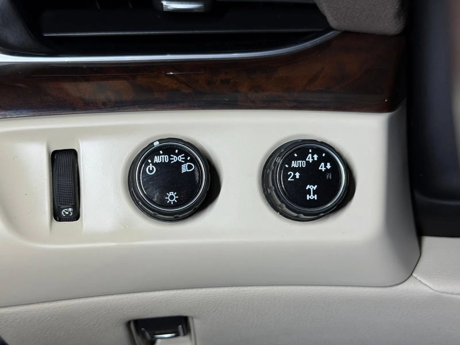 Used 2015 Cadillac Escalade Premium AWD/4WD image 36