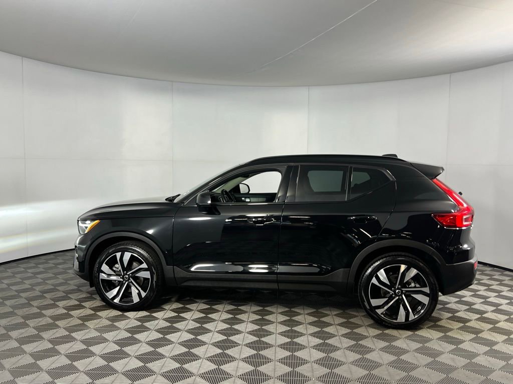 Used 2025 Volvo XC40 B5 Plus image 9