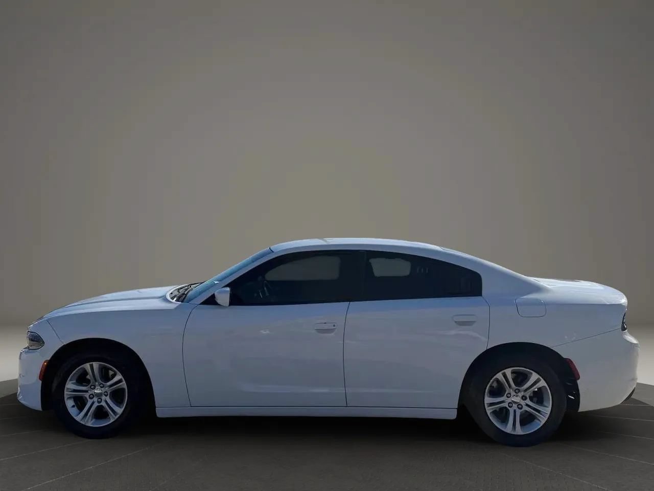 Used 2019 Dodge Charger SXT RWD image 4