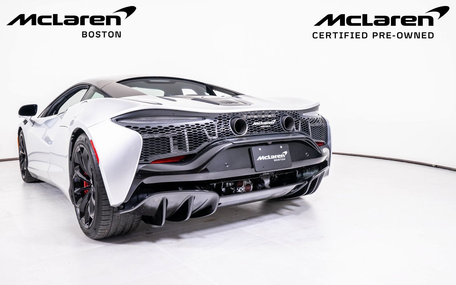 Used 2023 McLaren Artura RWD image 10