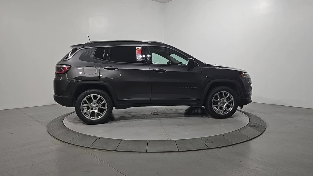 Used 2022 Jeep Compass Latitude w/ Mopar Graphics Package AWD/4WD image 7