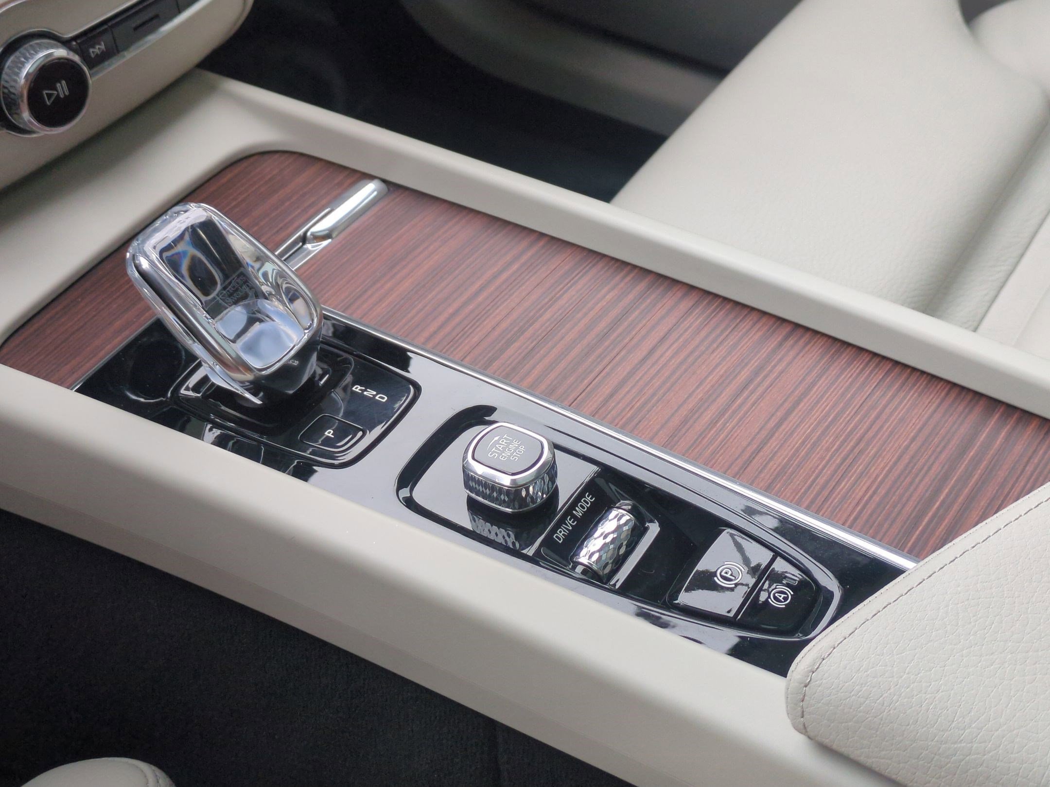 Used 2020 Volvo XC60 T8 Inscription w/ Protection Package Premier image 23