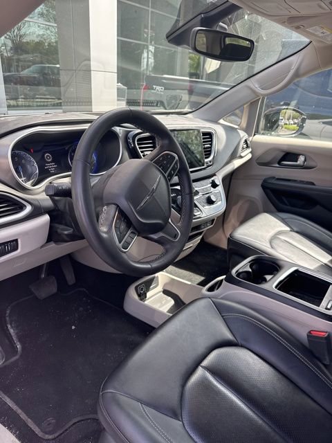 Used 2024 Chrysler Pacifica Touring-L image 9
