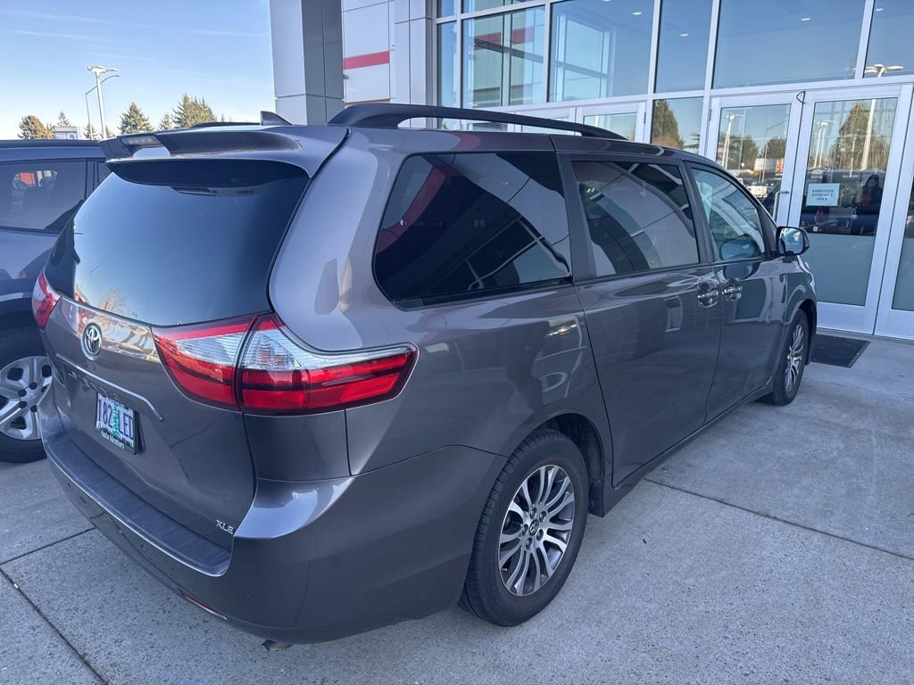 Used 2018 Toyota Sienna XLE Premium image 3