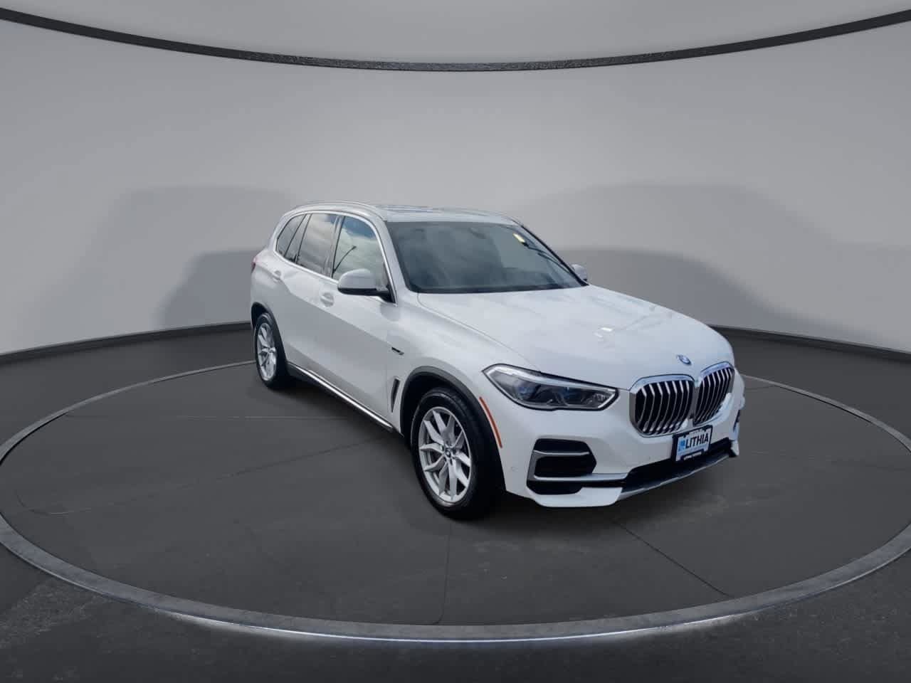 Used 2022 BMW X5 xDrive45e w/ Executive Package AWD/4WD image 2