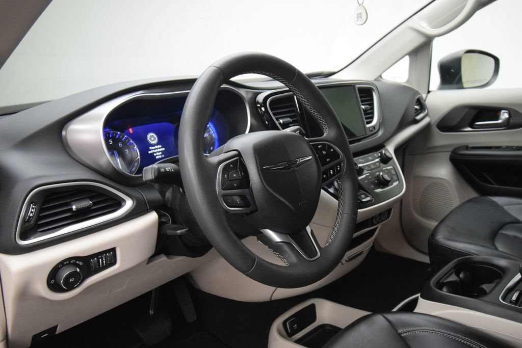 Used 2023 Chrysler Pacifica Touring-L FWD image 15