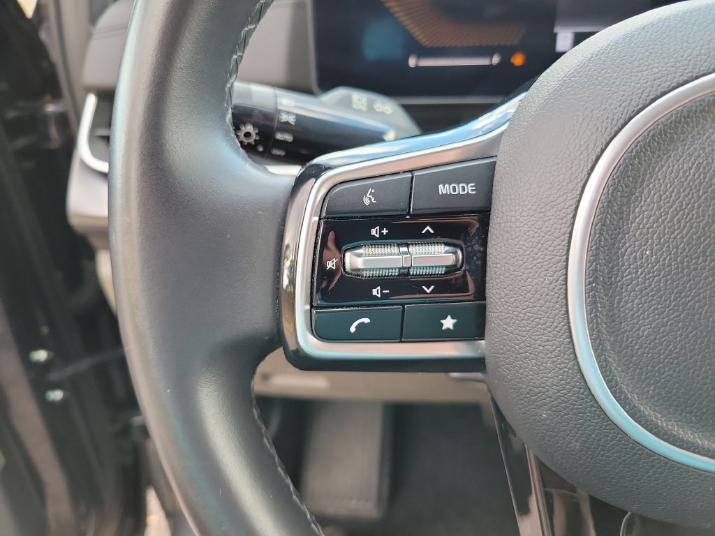 Used 2025 Kia Carnival FWD image 25