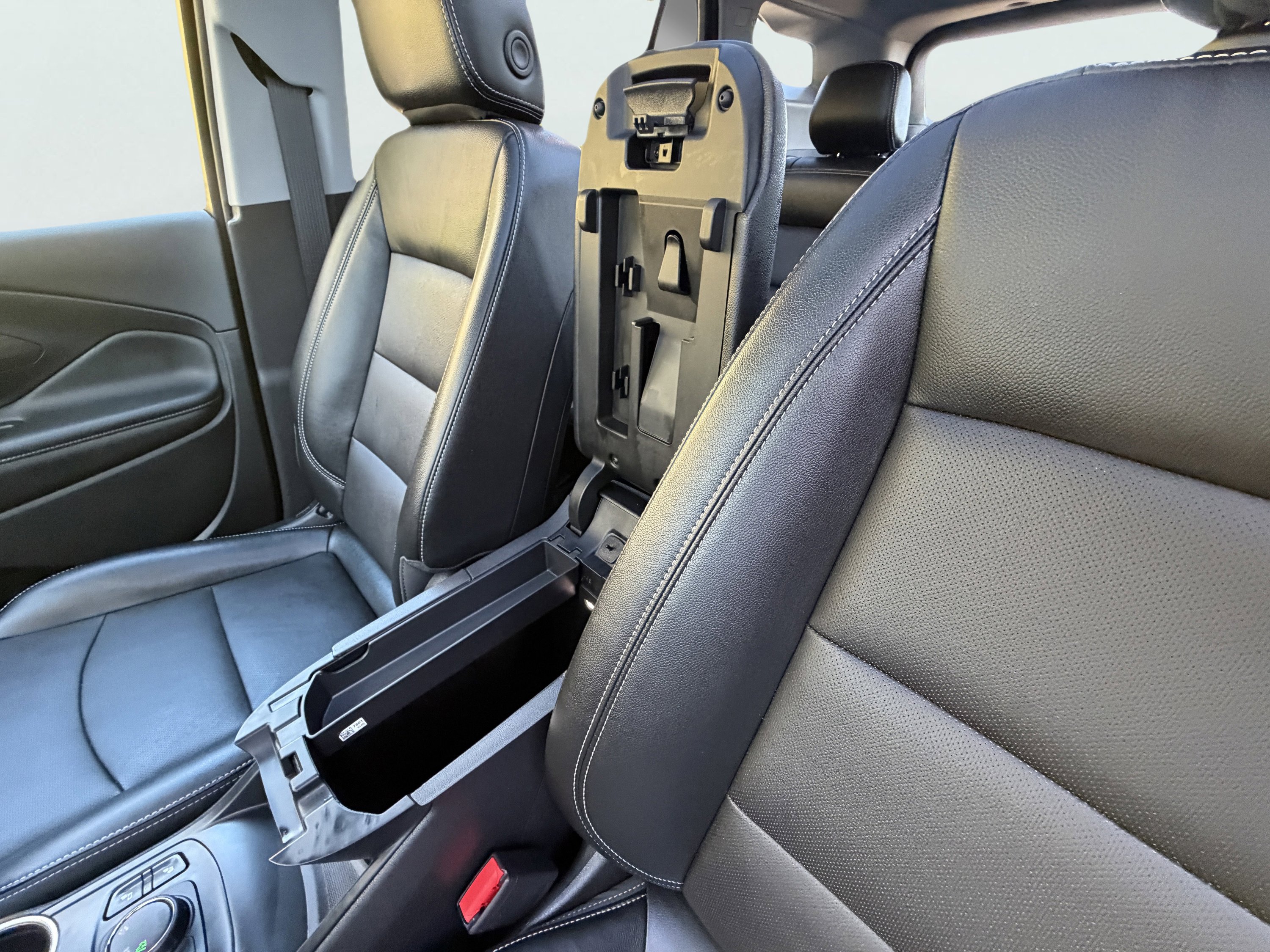 Used 2024 GMC Terrain SLT w/ Infotainment Package II image 33