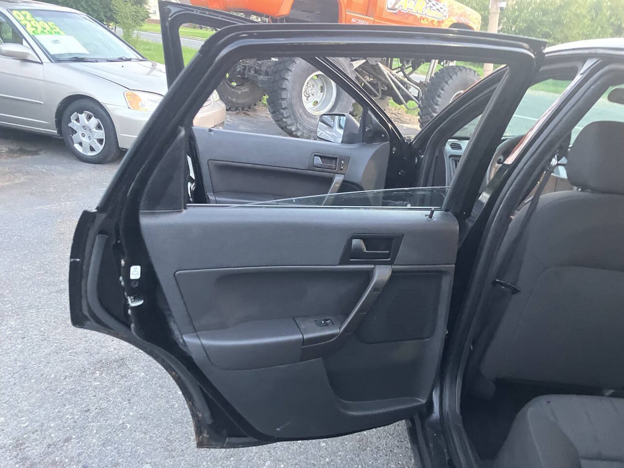 Used 2010 Ford Focus SE FWD image 19