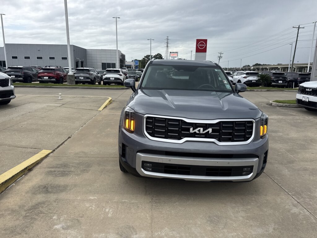 Used 2024 Kia Telluride SX w/ Towing Package FWD image 7