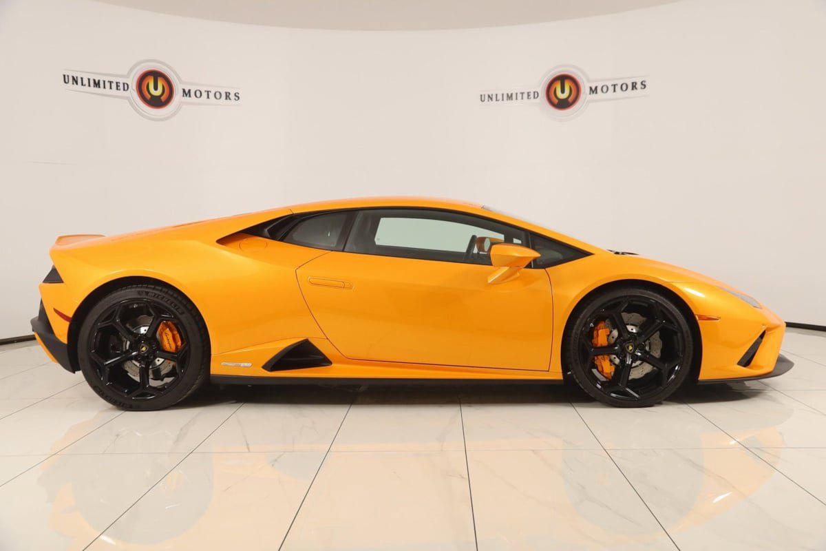 Used 2022 Lamborghini Huracan EVO image 2