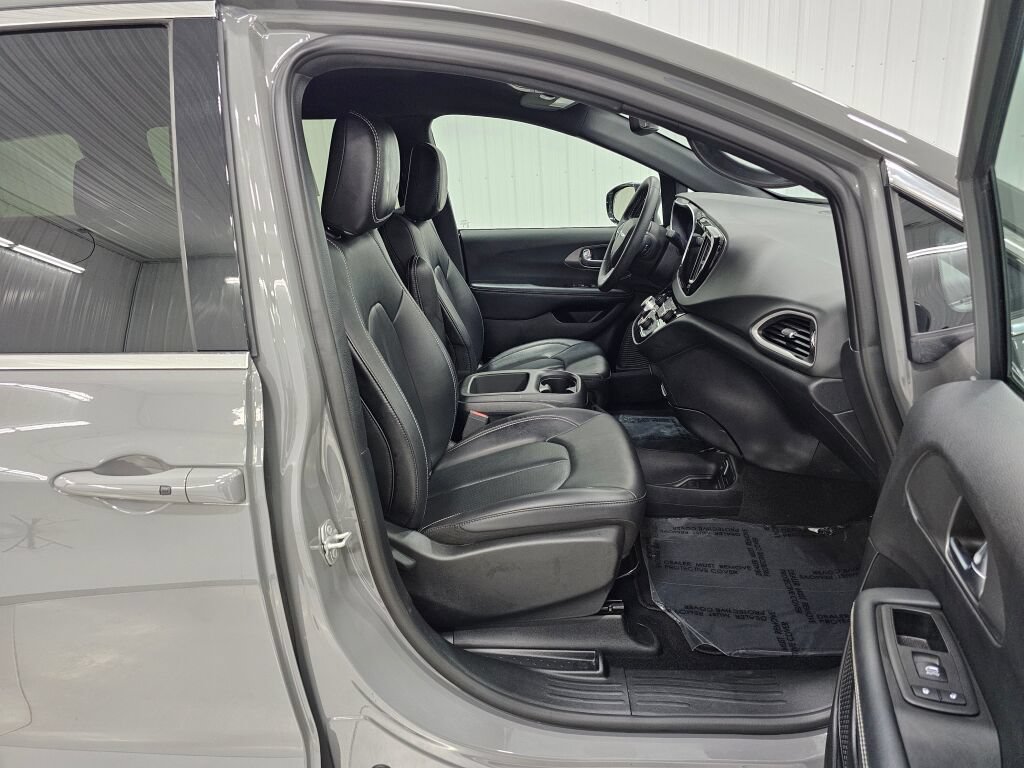 Used 2025 Chrysler Pacifica Select FWD image 20