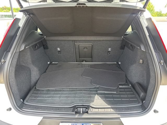 Certified 2023 Volvo XC40 B5 Plus w/ Protection Package Premier AWD/4WD image 32