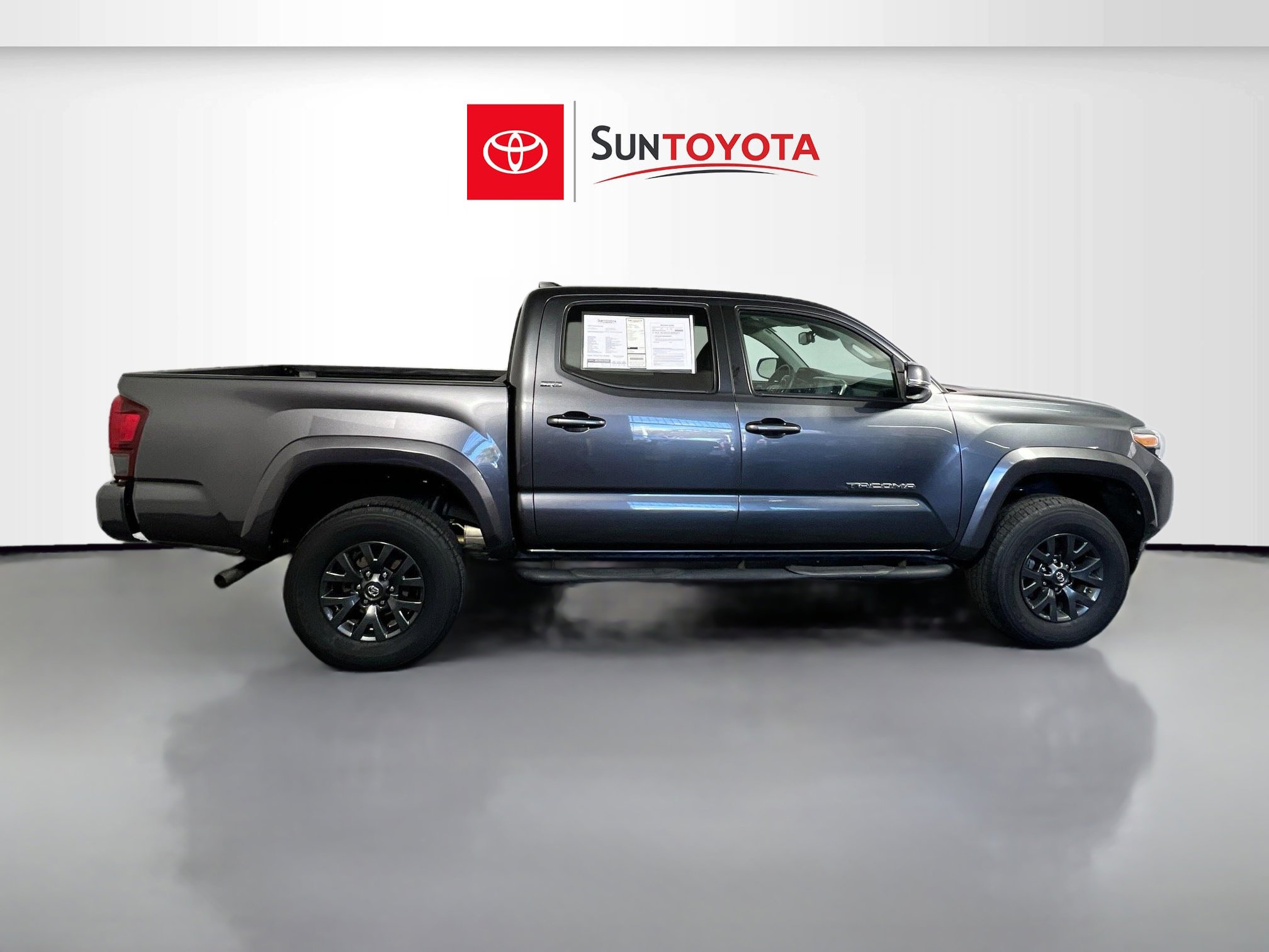 Used 2022 Toyota Tacoma SR5 w/ Technology Package image 2