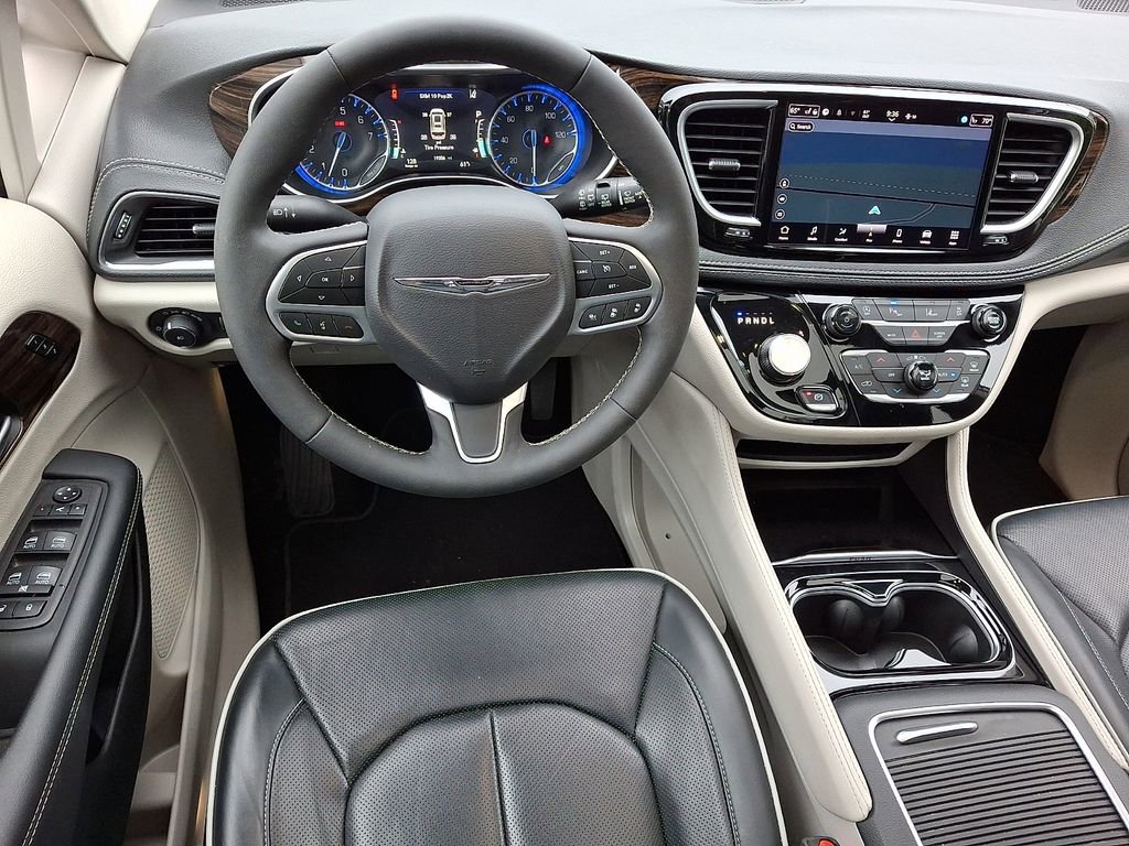 Used 2024 Chrysler Pacifica Limited FWD image 2