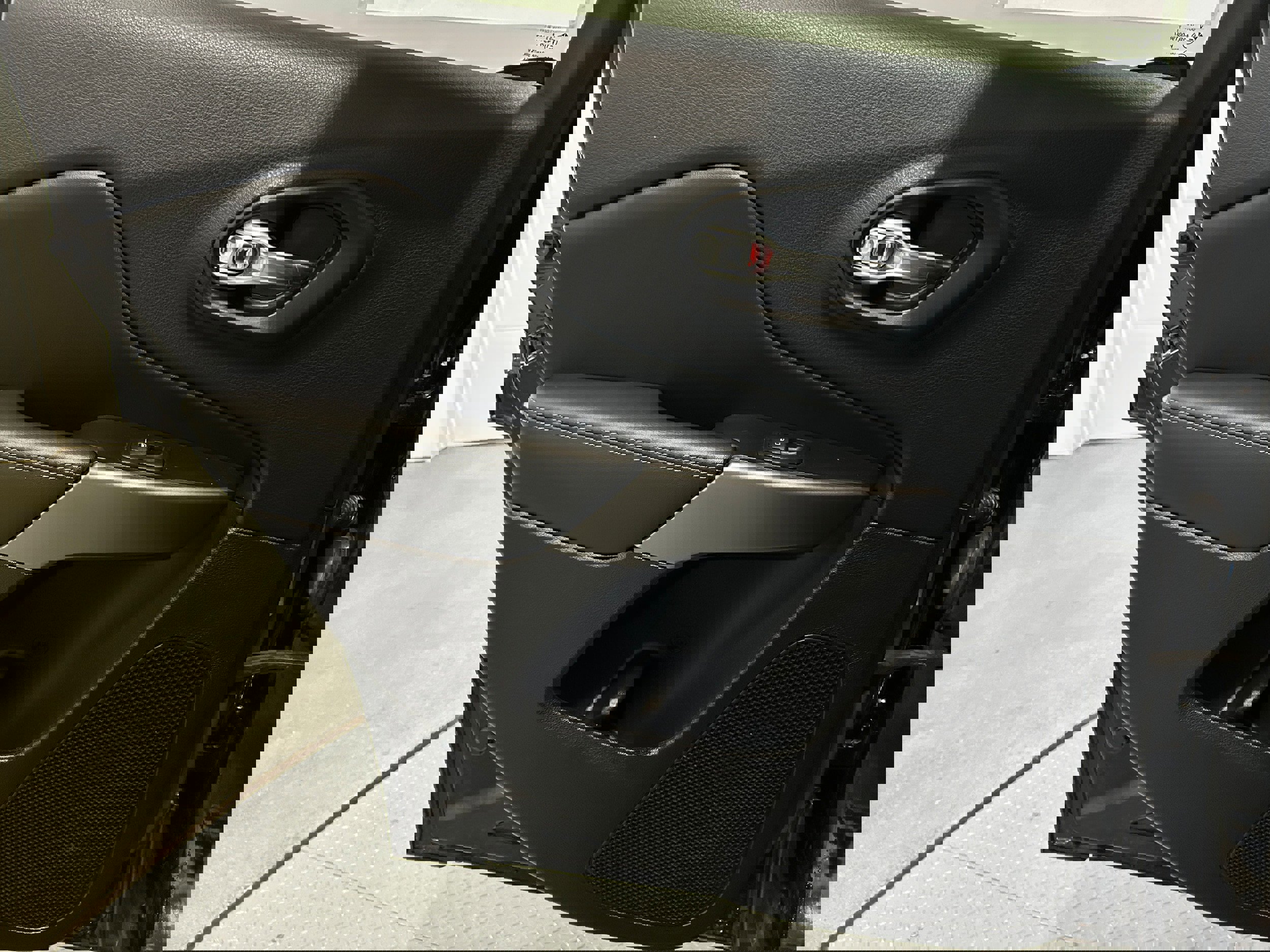 Used 2019 Jeep Cherokee Limited image 26