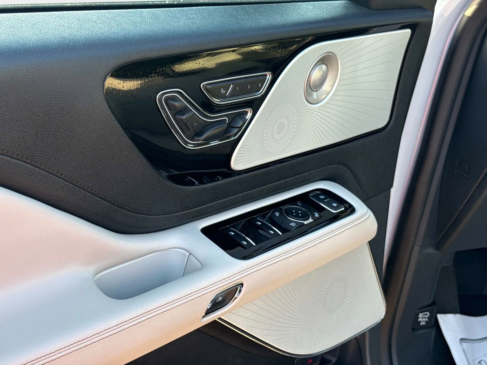 Used 2025 Lincoln Aviator Reserve w/ Luxury Package RWD image 18