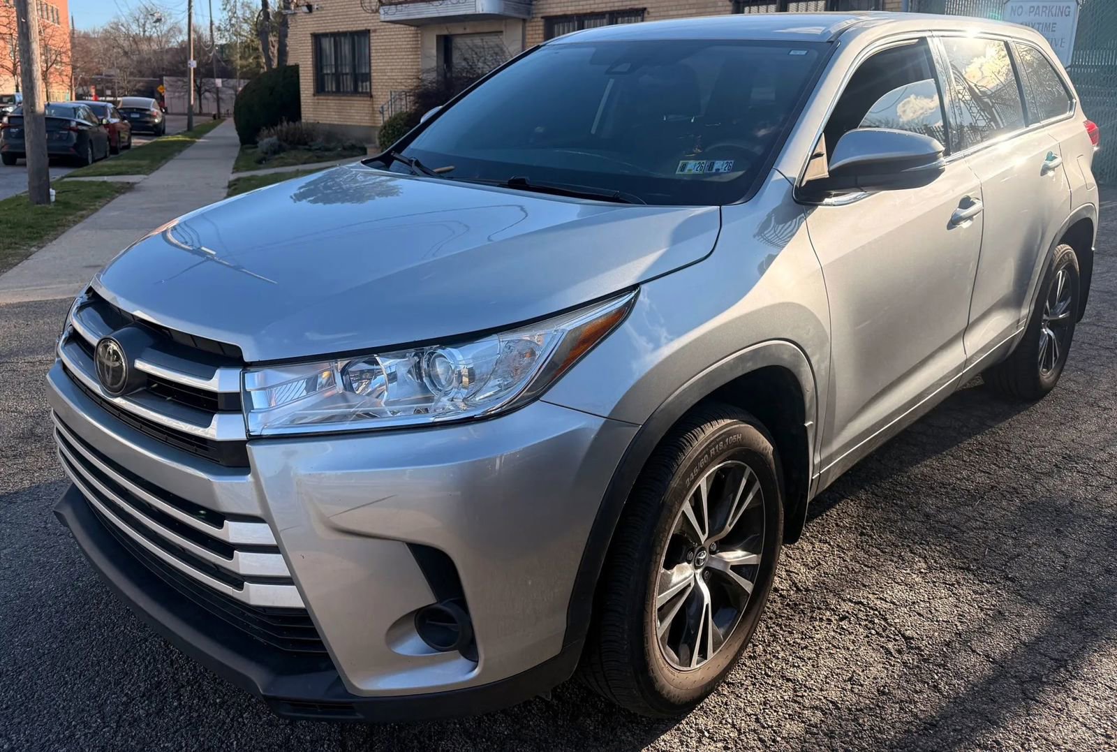 Used 2019 Toyota Highlander LE AWD/4WD image 1