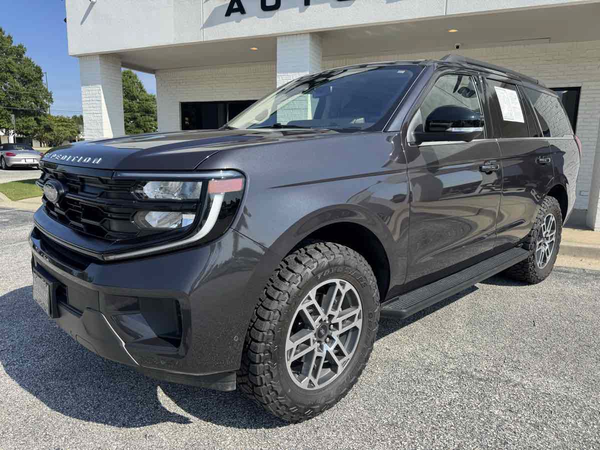 Used 2025 Ford Expedition Active AWD/4WD image 3