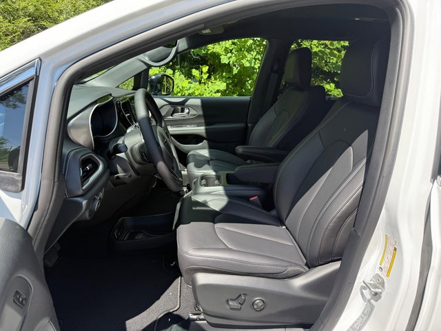 New 2026 Chrysler Pacifica Select image 12