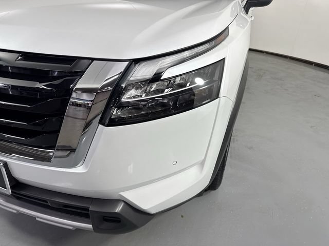 Used 2025 Nissan Pathfinder SL AWD/4WD image 29