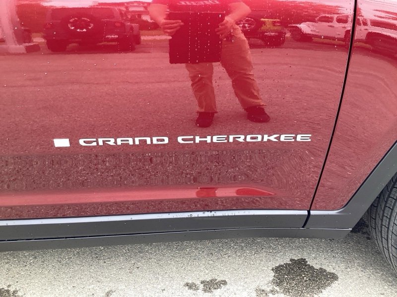 New 2025 Jeep Grand Cherokee Laredo w/ Luxury Tech Group I image 10