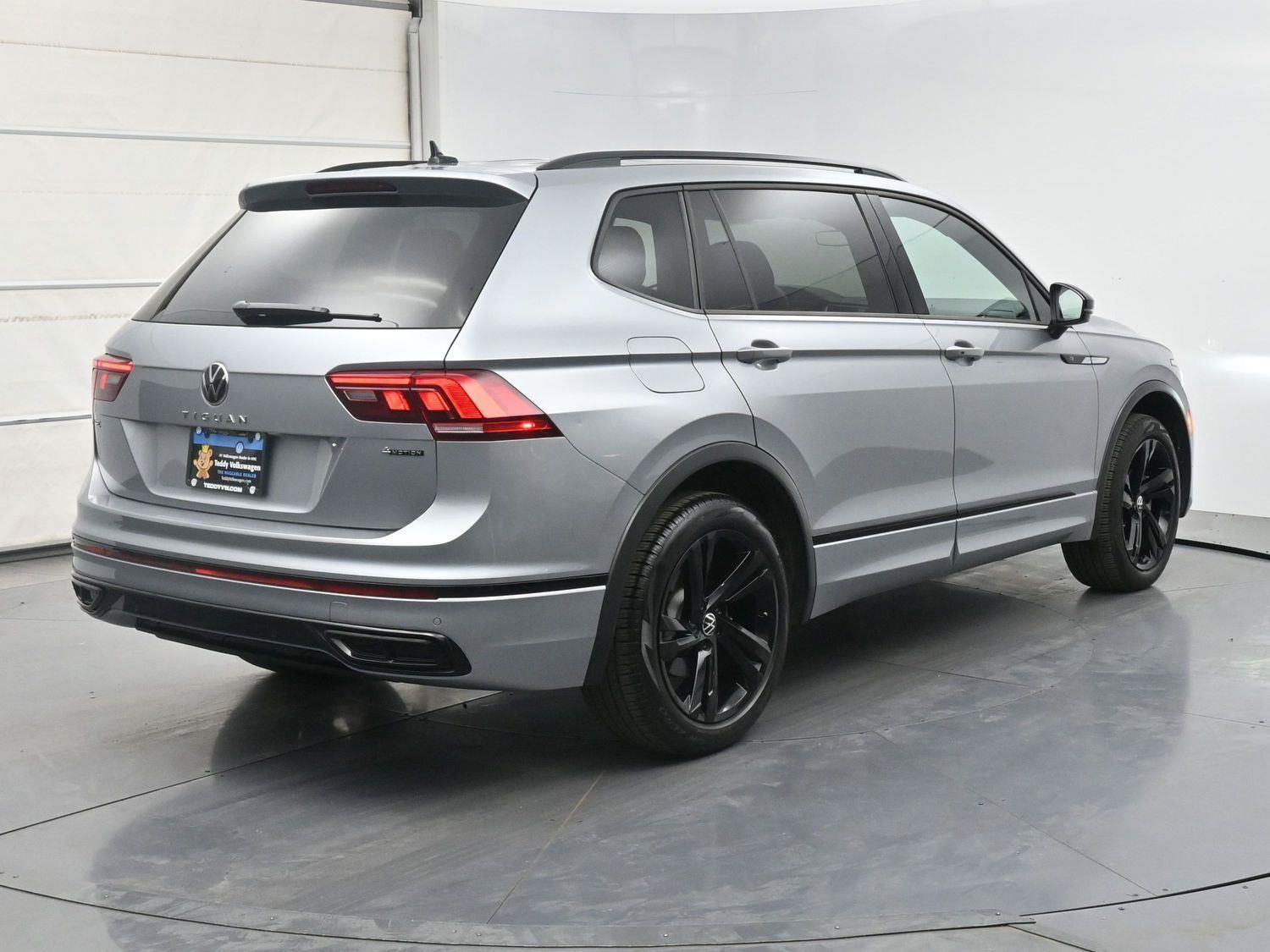 Used 2024 Volkswagen Tiguan SE R-Line AWD/4WD image 24