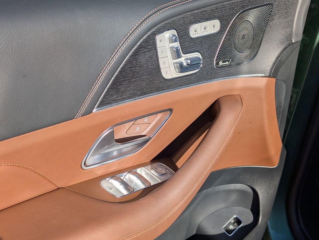 Used 2025 Mercedes-Benz GLS 580 4MATIC image 25