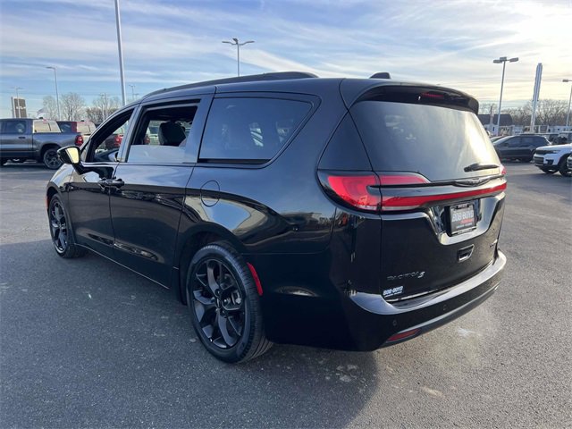 Used 2025 Chrysler Pacifica Limited image 4