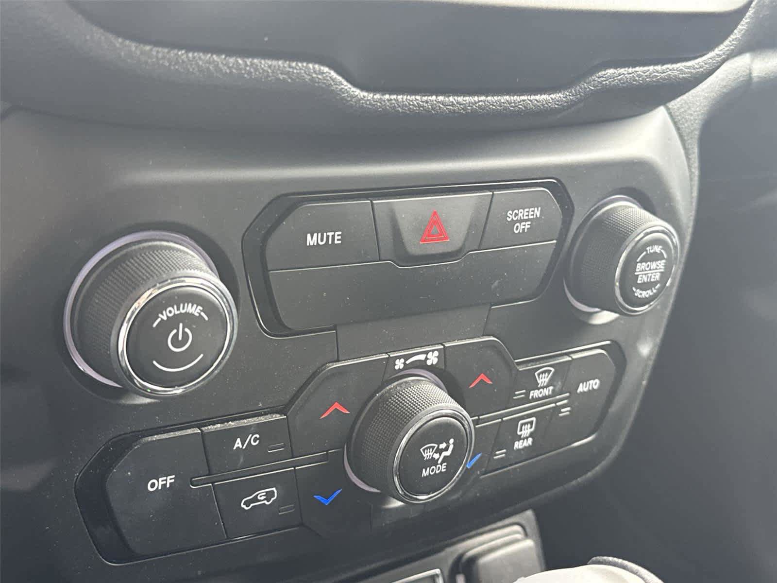 Used 2020 Jeep Renegade Latitude w/ Cold Weather Group image 19