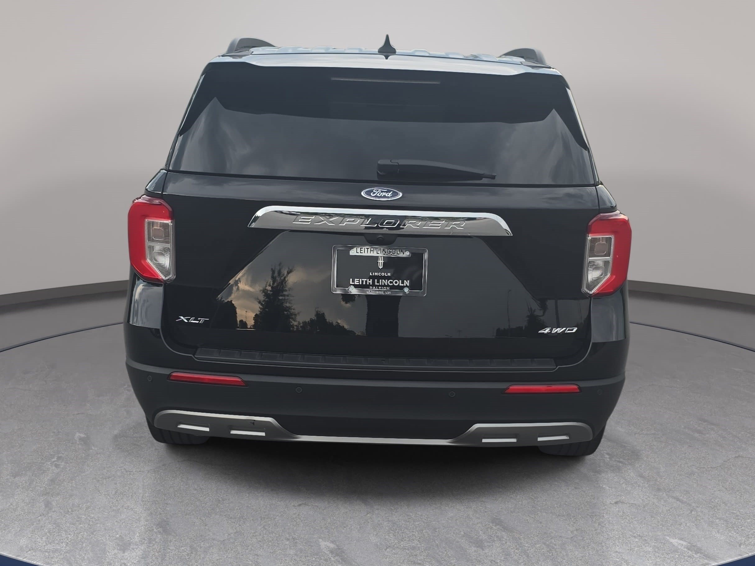 Used 2023 Ford Explorer XLT w/ Equipment Group 202A AWD/4WD image 6