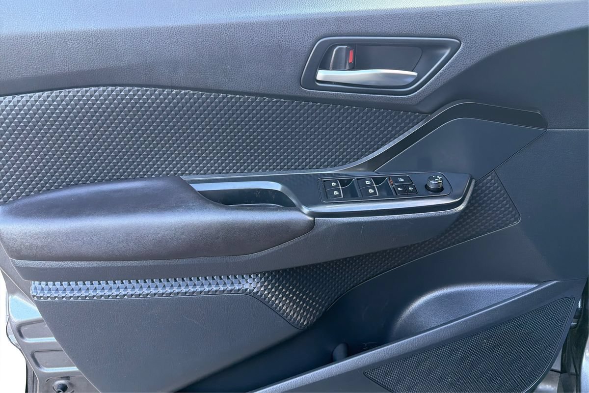 Used 2018 Toyota C-HR XLE FWD image 18