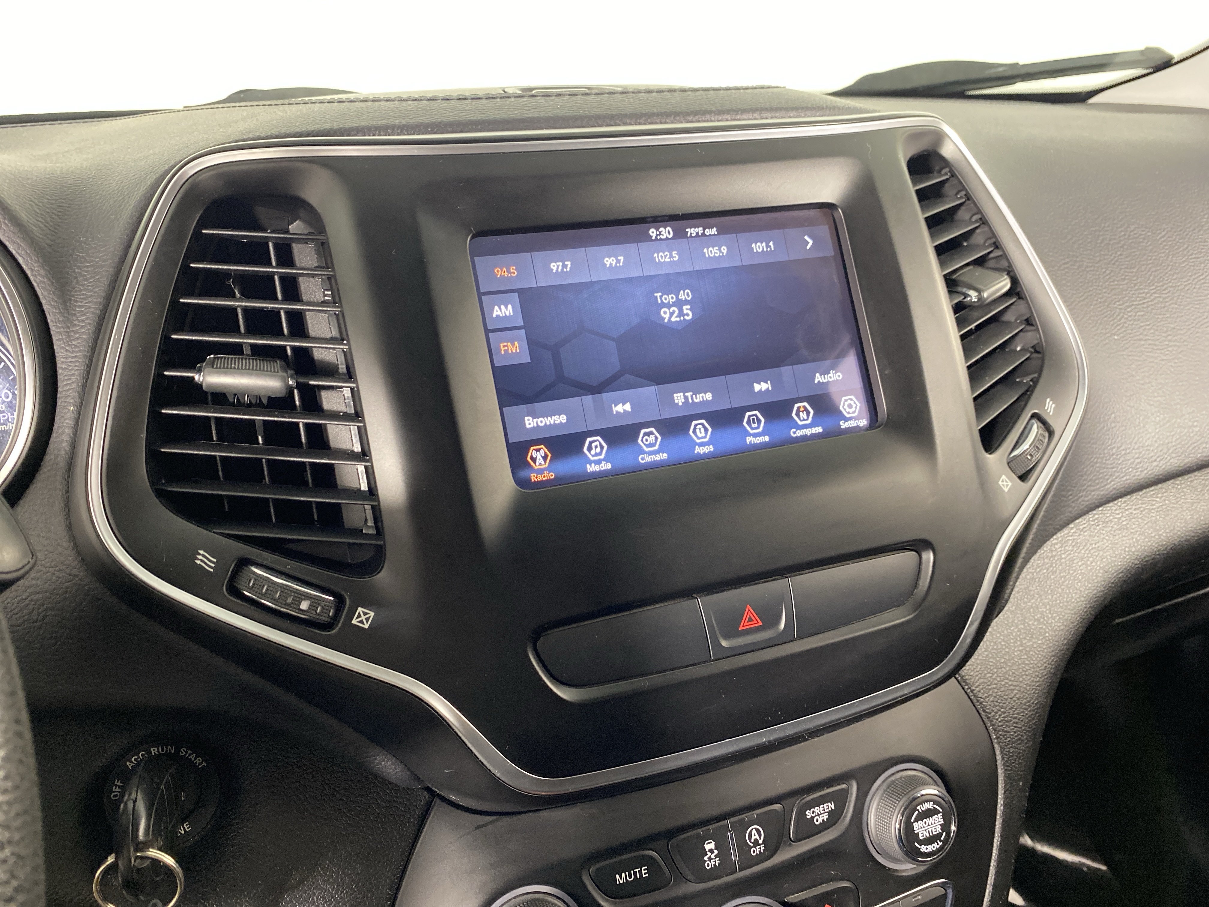 Used 2019 Jeep Cherokee Latitude w/ Popular Appearance Group AWD/4WD image 27