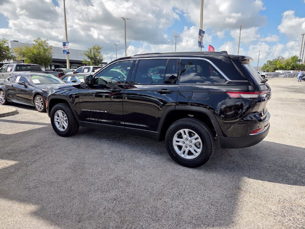 Used 2025 Jeep Grand Cherokee Laredo RWD image 9
