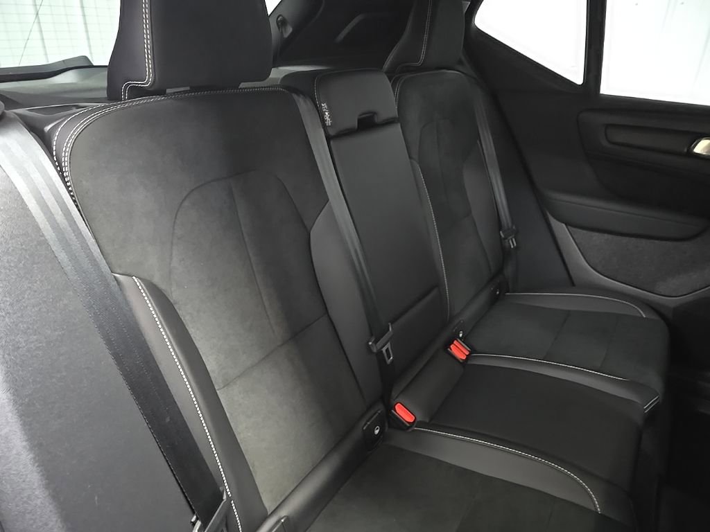 Used 2022 Volvo XC40 P8 Recharge Plus image 17