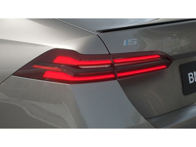 New 2026 BMW i5 eDrive40 w/ M Sport Package image 8