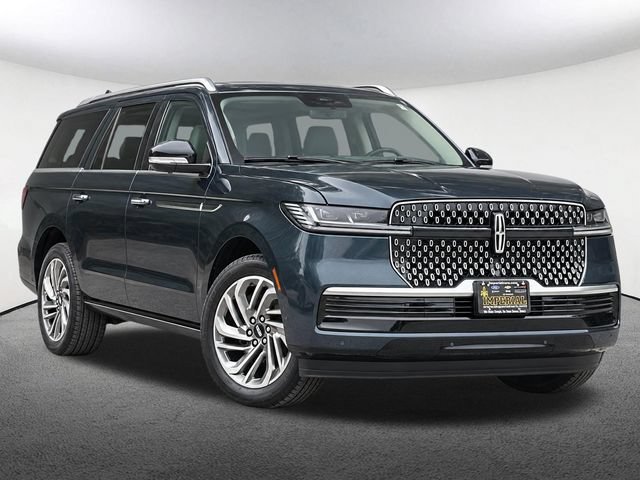 Used 2025 Lincoln Navigator Reserve AWD/4WD image 2
