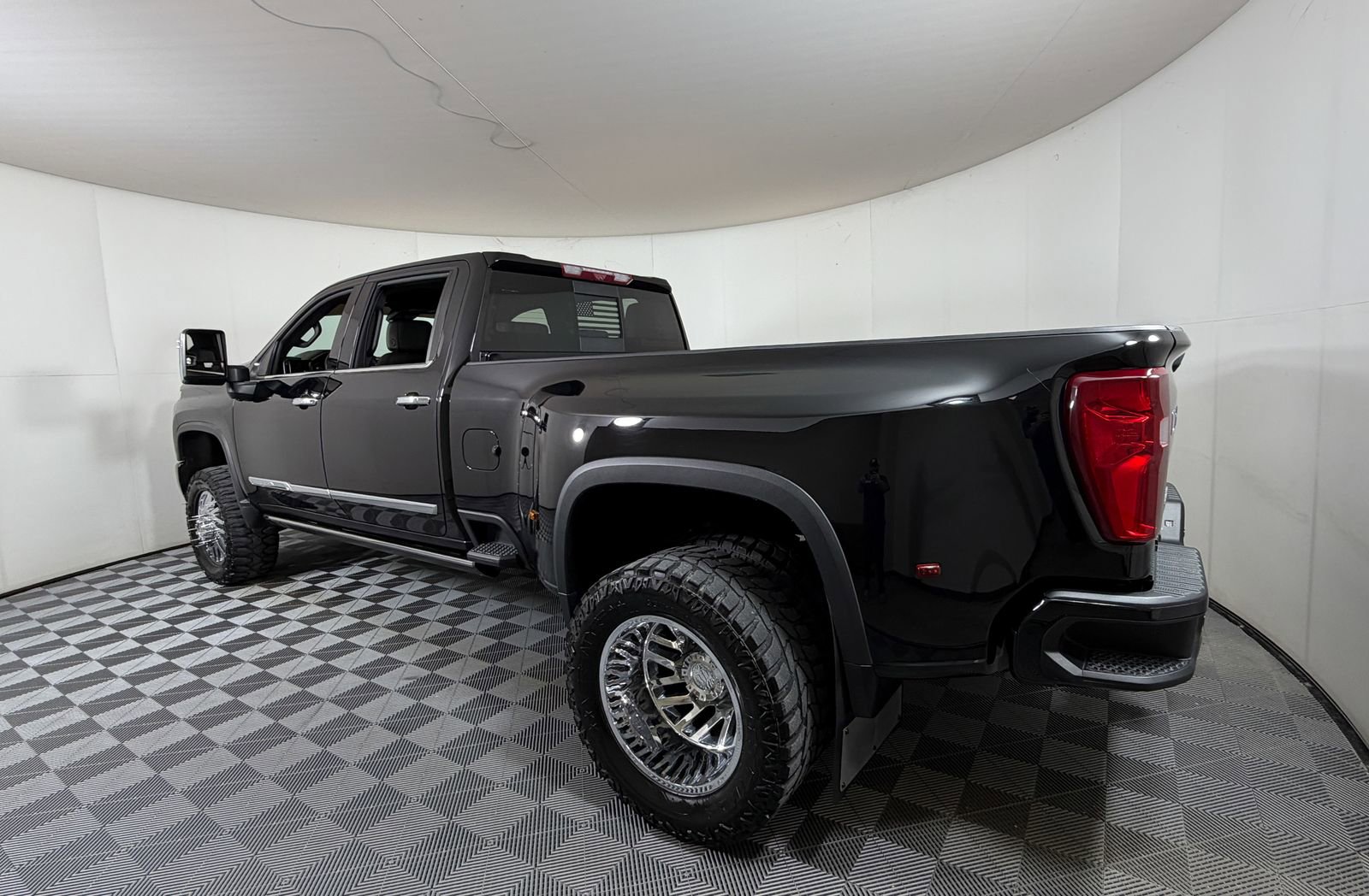 Used 2024 Chevrolet Silverado 3500 High Country w/ Technology Package AWD/4WD image 3