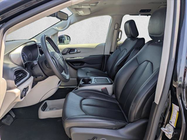 Used 2024 Chrysler Pacifica Touring-L FWD image 15