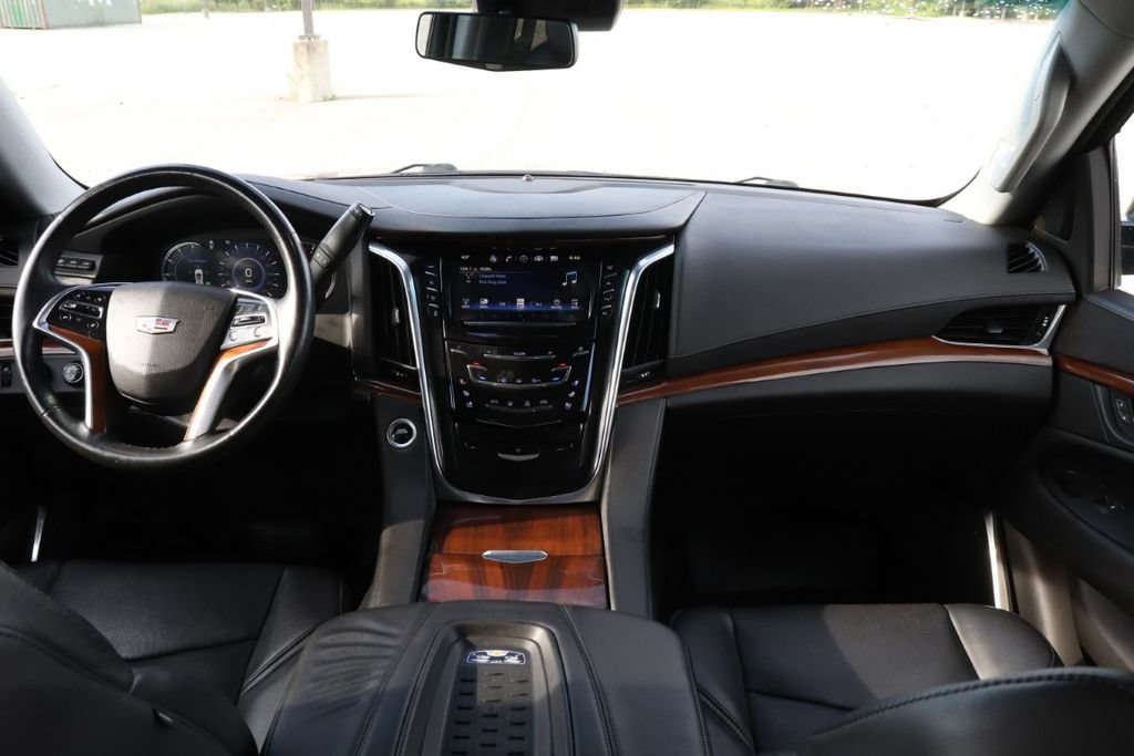 Used 2017 Cadillac Escalade Luxury AWD/4WD image 12