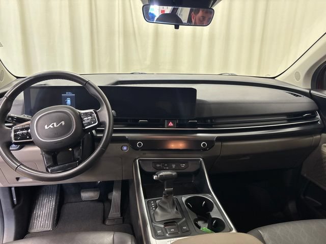 Used 2025 Kia Carnival FWD image 17