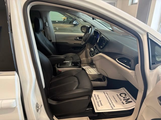 Used 2023 Chrysler Pacifica Touring-L FWD image 19