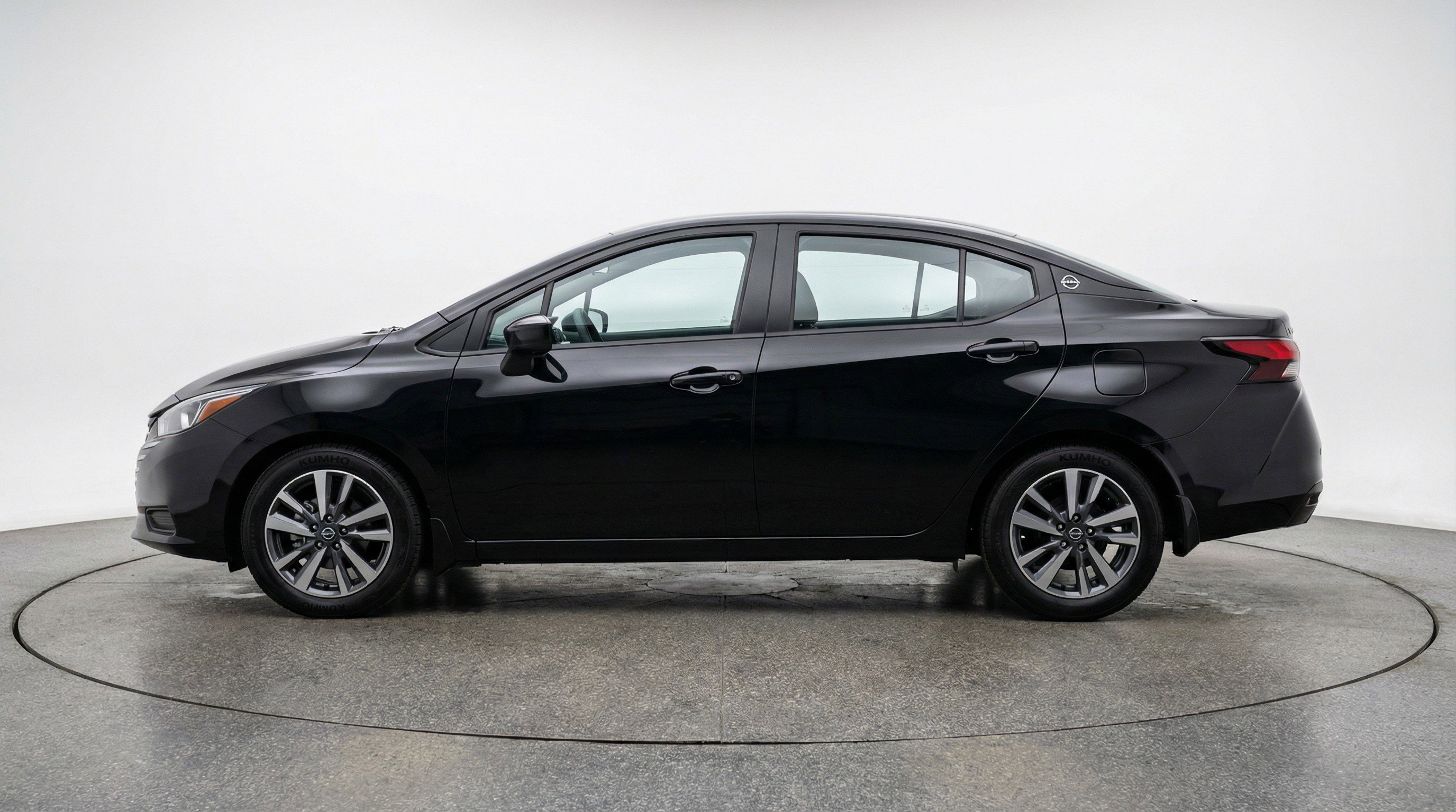 Used 2025 Nissan Versa SV image 5